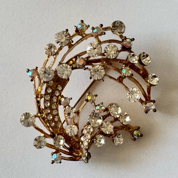 Jewelry - Vintage crystal brooch